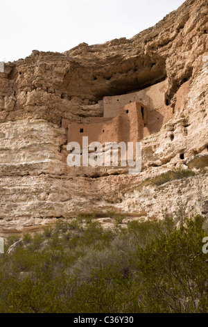 Montezuma Castle, a 20 room five story cliff dwelling built by the prehistoric Sinagua Indians in 1150 CE, Arizona, USA. Stock Photo