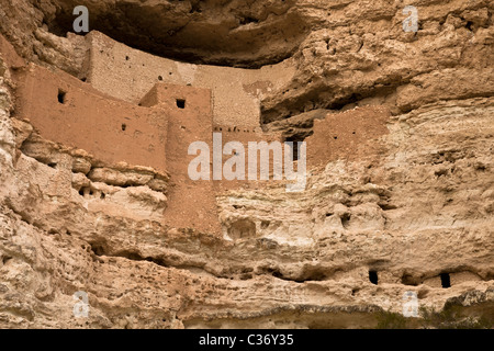 Montezuma Castle, a 20 room five story cliff dwelling built by the prehistoric Sinagua Indians in 1150 CE, Arizona, USA. Stock Photo