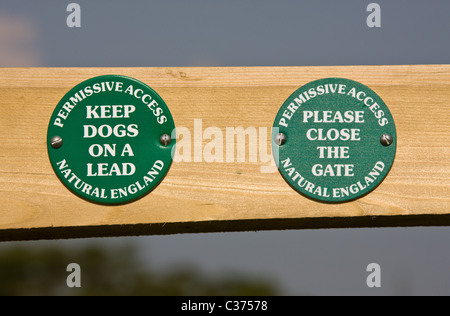 23.4.2011 Natural England Permissive Access Signs Keep Dogs On Lead Stock Photo