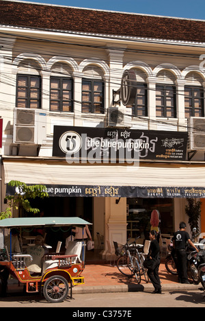 The 'Blue Pumpkin' cafe bakery, near the old market, Siem Reap, Cambodia Stock Photo