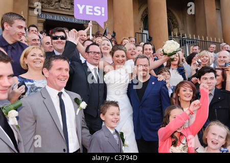 Eddie Izzard gatecrashes a wedding in Belfast while campaigning for people to vote 'YES' to the Alternative Vote Stock Photo