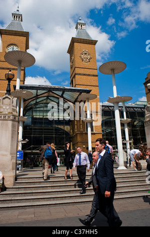 London, England, People Traveling outside 'Saint Pancras Train Station' Stock Photo
