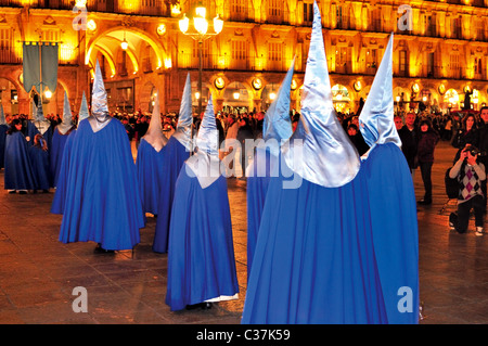 Spain, Salamanca: Nocturnal Easter Procession with the traditional 'Nazarenos' passing central square Plaza Mayor Stock Photo