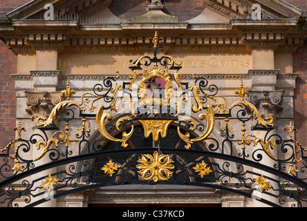 Coat of arms over the gate of Worcester Guildhall Stock Photo