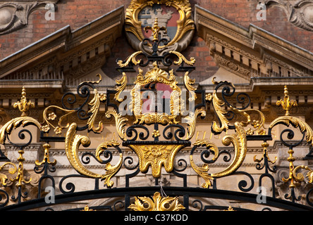 Coat of arms over the gate of Worcester Guildhall Stock Photo