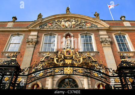 Coat of arms over the gate of Worcester Guildhall Stock Photo