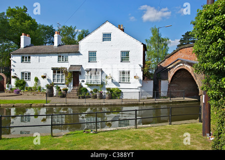 Bridgewater House on the canal at Lymm with narrowboats. Stock Photo