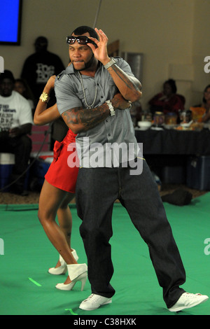 Wynter Gordon and Flo Rida performing on the set of his new music video. Miami Beach, Florida - 10.04.09 Stock Photo