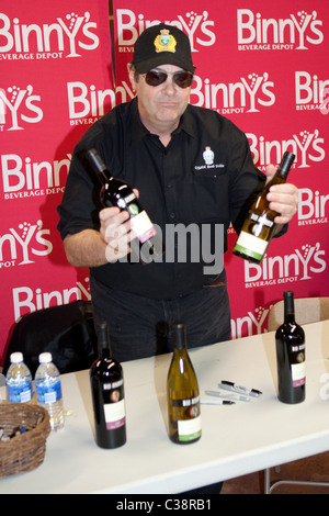 Dan Aykroyd signs bottles of Dan Aykroyd 'Discovery Series' wine at Binny's Beverage Depot Chicago, Illinois - 28.03.09 Stock Photo