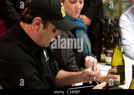 Dan Aykroyd signs bottles of Dan Aykroyd 'Discovery Series' wine at Binny's Beverage Depot Chicago, Illinois - 28.03.09 : Stock Photo