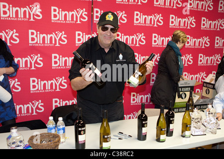 Dan Aykroyd signs bottles of Dan Aykroyd 'Discovery Series' wine at Binny's Beverage Depot Chicago, Illinois - 28.03.09 Stock Photo