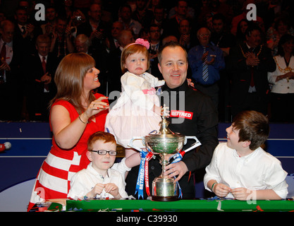 JOHN HIGGINS WITH FAMILY WORLD SNOOKER CHAMPION THE CRUCIBLE SHEFFIELD ...