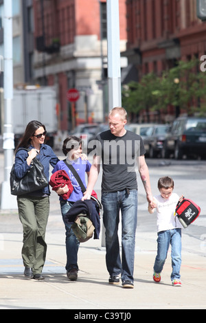 Jennifer Connelly and Paul Bettany pick up their children, Kai and Stellan,  from school New York City, USA - 12.05.09 Stock Photo - Alamy