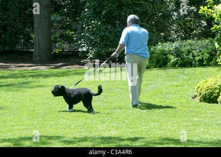 White House Horticulturist Dale Haney  walks with Bo, the new dog of U.S. President Barack Obama, outside the Oval Office of Stock Photo
