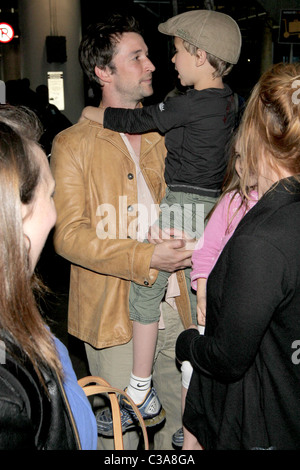 Noah Wyle and Owen Wyle Noah Wyle and family arriving at LAX Los Angeles, California - 29.04.09 Stock Photo