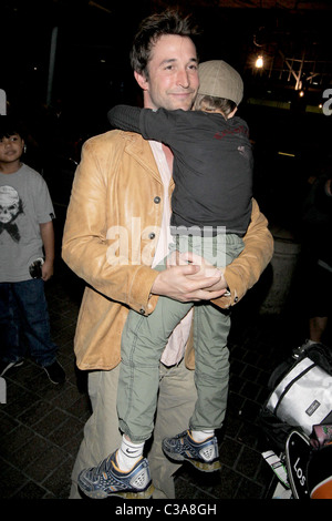 Noah Wyle and Owen Wyle Noah Wyle and family arriving at LAX Los Angeles, California - 29.04.09 Stock Photo