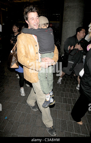 Noah Wyle and Owen Wyle Noah Wyle and family arriving at LAX Los Angeles, California - 29.04.09 Stock Photo