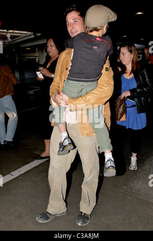 Noah Wyle and Owen Wyle Noah Wyle and family arriving at LAX Los Angeles, California - 29.04.09 Stock Photo