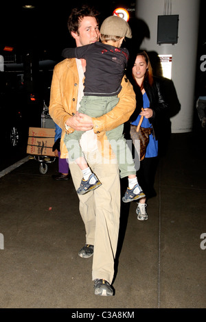 Noah Wyle and Owen Wyle Noah Wyle and family arriving at LAX Los Angeles, California - 29.04.09 Stock Photo