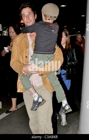 Noah Wyle and Owen Wyle Noah Wyle and family arriving at LAX Los Angeles, California - 29.04.09 Stock Photo