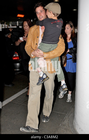 Noah Wyle and Owen Wyle Noah Wyle and family arriving at LAX Los Angeles, California - 29.04.09 Stock Photo