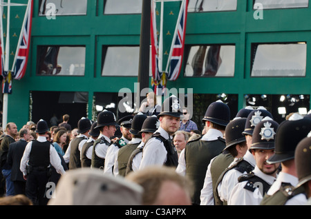 Crowd kept back by police Media Centre outside Buckingham Place at Royal wedding of Prince William to Catherine Middleton. Stock Photo