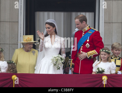 The Wedding of Prince William and Catherine Middleton. 29th April 2011. The Duke and Duchess of Cambridge on the balcony at Stock Photo