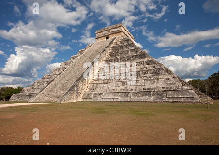Chichen Itza: Maya Ruins: Temple of Kukulkan (El Castillo) Stock Photo