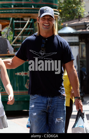 Josh Holloway seen out shopping at Abercrombie & Fitch with his nieces. Hollywood, California - 26.06.09 Owen Beiny / Stock Photo