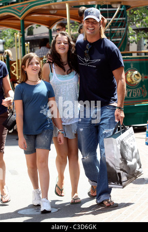 Josh Holloway seen out shopping at Abercrombie & Fitch with his nieces. Hollywood, California - 26.06.09 Owen Beiny / Stock Photo