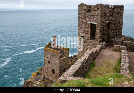 Engine houses from the Crowns tin mine perched on the cliffs at Botallack, West Cornwall UK Stock Photo