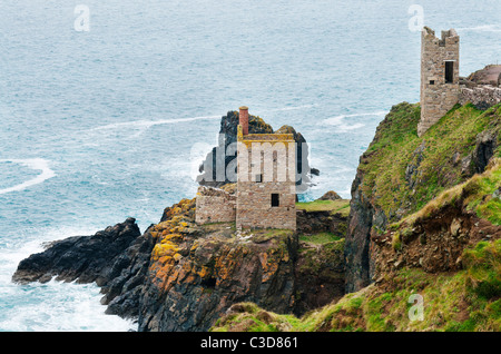 Engine houses from the Crowns tin mine perched on the cliffs at Botallack, West Cornwall UK Stock Photo