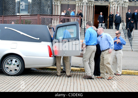 Pallbearers carry the casket of Billy Mays Mourners gather for the funeral of pitchman Billy Mays at St. Mary's Church McKees Stock Photo