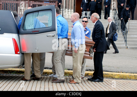 Pallbearers carry the casket of Billy Mays Mourners gather for the funeral of pitchman Billy Mays at St. Mary's Church McKees Stock Photo