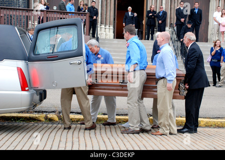 Pallbearers carry the casket of Billy Mays Mourners gather for the funeral of pitchman Billy Mays at St. Mary's Church McKees Stock Photo