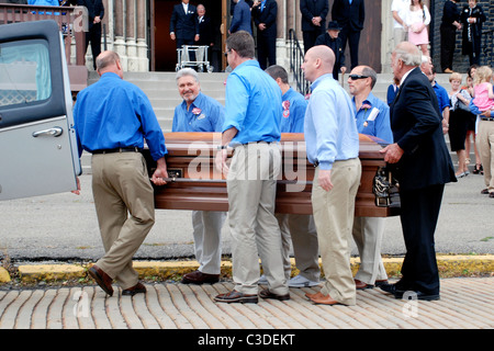 Pallbearers carry the casket of Billy Mays Mourners gather for the funeral of pitchman Billy Mays at St. Mary's Church McKees Stock Photo