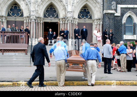 Pallbearers carry the casket of Billy Mays Mourners gather for the funeral of pitchman Billy Mays at St. Mary's Church McKees Stock Photo