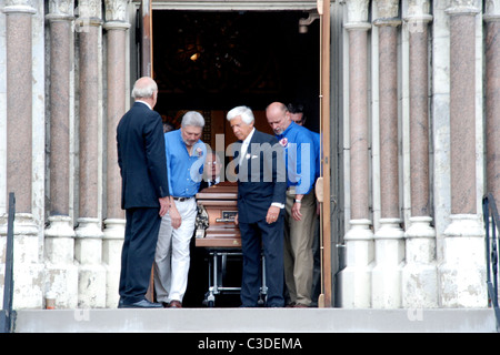 Pallbearers carry the casket of Billy Mays Mourners gather for the funeral of pitchman Billy Mays at St. Mary's Church McKees Stock Photo