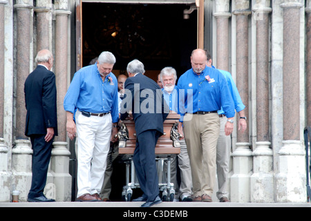 Pallbearers carry the casket of Billy Mays Mourners gather for the funeral of pitchman Billy Mays at St. Mary's Church McKees Stock Photo