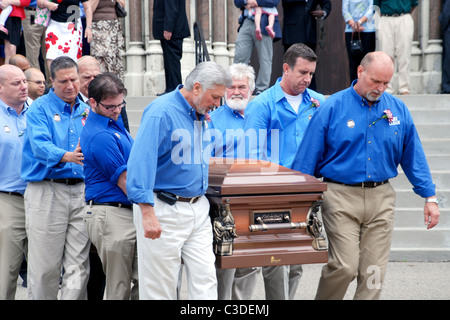 Pallbearers carry the casket of Billy Mays, including Anthony 'Sully' Sullivan (second right) Mourners gather for the funeral Stock Photo