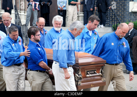 Pallbearers carry the casket of Billy Mays, including Anthony 'Sully' Sullivan (second right) Mourners gather for the funeral Stock Photo