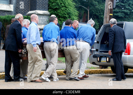 Pallbearers carry the casket of Billy Mays Mourners gather for the funeral of pitchman Billy Mays at St. Mary's Church McKees Stock Photo