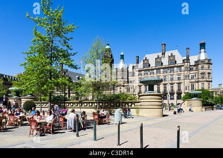 Street cafe in St Paul's Place in front of the Town Hall and Peace Gardens, Sheffield, South Yorkshire, UK Stock Photo