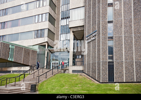 Students outside the main entrance to the concrete Brutalist Boyd Orr Building (1972) of Glasgow University, Scotland, UK Stock Photo