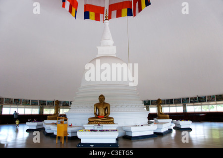 Kalu Ranga Sri Lanka: Statue, Gangatilaka Vihara (temple), Kalutara. The ...