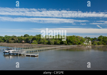 South Carolina. Typical homes with long docks along the Intracoastal Waterway between Beaufort & Charleston. Stock Photo