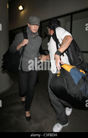 Ryan Phillippe and Abby Cornish  arrive at LAX on a flight from Toronto, surrounded by photographers. Los Angeles, California - Stock Photo