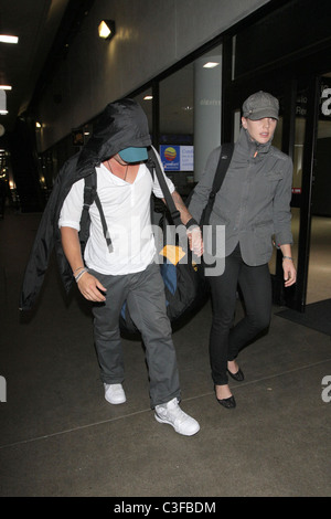 Ryan Phillippe and Abby Cornish  arrive at LAX on a flight from Toronto, surrounded by photographers. Los Angeles, California - Stock Photo