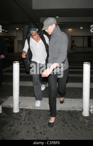 Ryan Phillippe and Abby Cornish  arrive at LAX on a flight from Toronto, surrounded by photographers. Los Angeles, California - Stock Photo