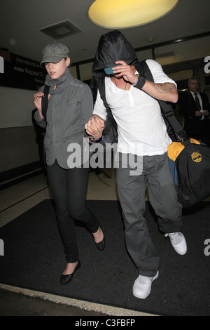 Ryan Phillippe and Abby Cornish  arrive at LAX on a flight from Toronto, surrounded by photographers. Los Angeles, California - Stock Photo